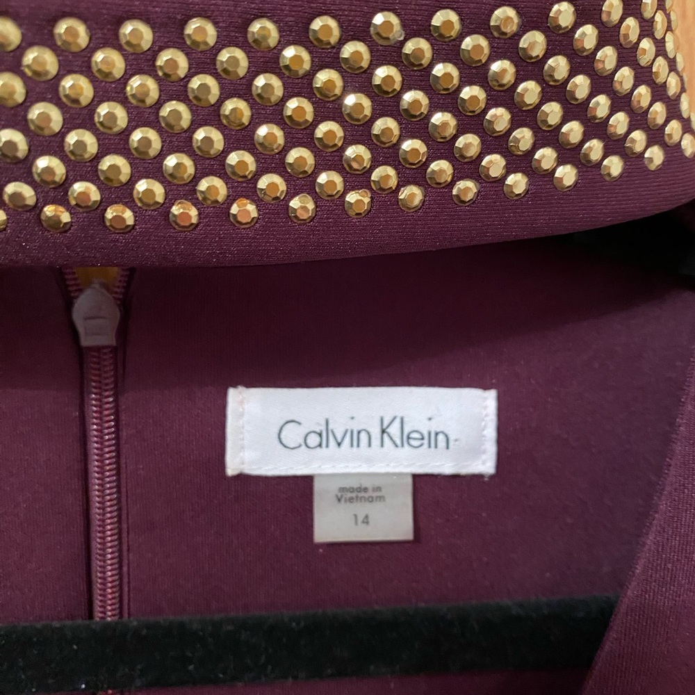 New without tags! Calvin Klein size 14 mulberry dress with gold neckline - Picture 2 of 3